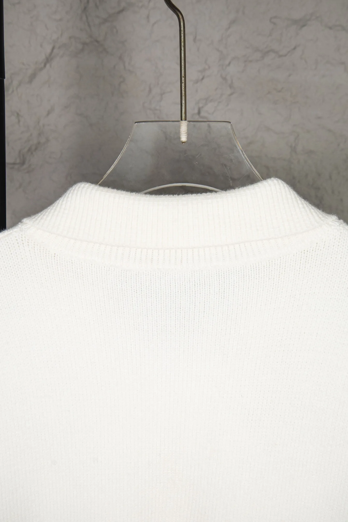P240 2025 Ralph Lauren #ootddailywear #Autumn and winter sweater #Knitted sweater outfit #ralph lauren sweater #Can be worn by both men and women I finally waited until the Ralph men’s twist sweater half-button chest shirt was put on and it’s finally here! The hottest half-zip sweater! Limited editions every year, there won’t be many models in the store! Ralph Lauren men's half-button sweater has a really nice shape. It can be worn alone or as a coat. It can be worn outside or worn with a shirt~100% pure cotton. #Practical wear. Color, white, navy blue, khaki, gray, size S to Limited editions every year, there won’t be many models in the store! Ralph Lauren men's half-zip twist sweater [Fire R] has a really nice shape. It can be worn alone or as a jacket. It can be worn inside or outside, or it can be worn with a shirt inside ~ 100% pure cotton #Practical wear,, style number, 8023. Color, white, navy blue, khaki, gray, size S to XL